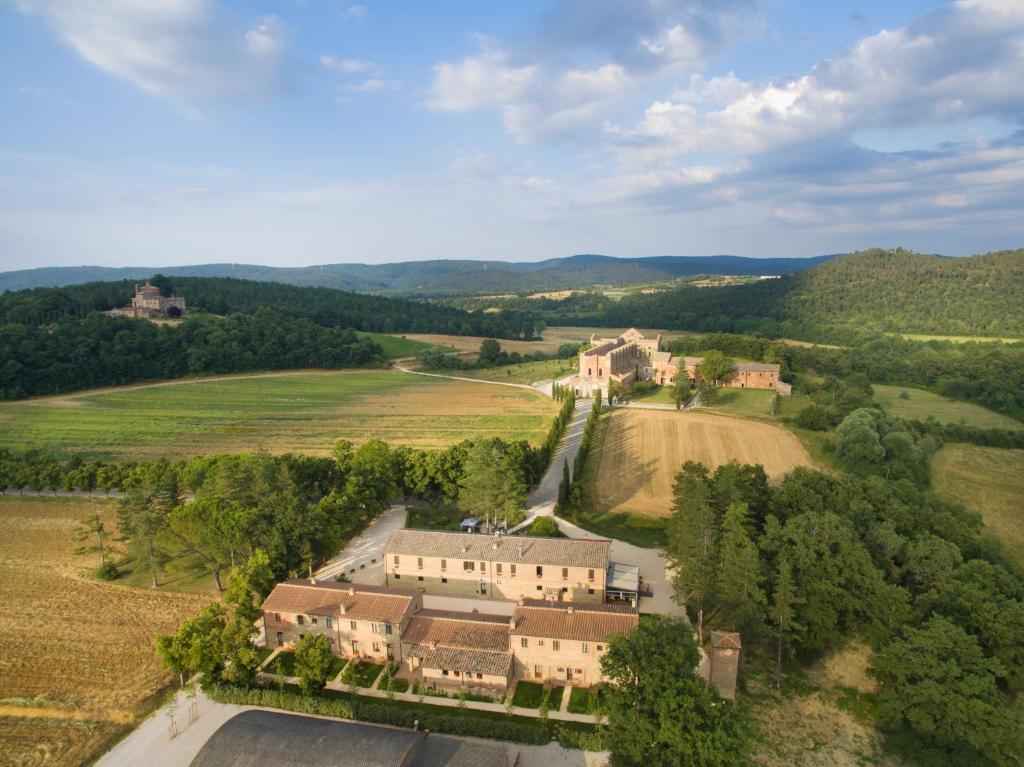 an aerial view of a large house in a field at Casale San Galgano in Chiusdino