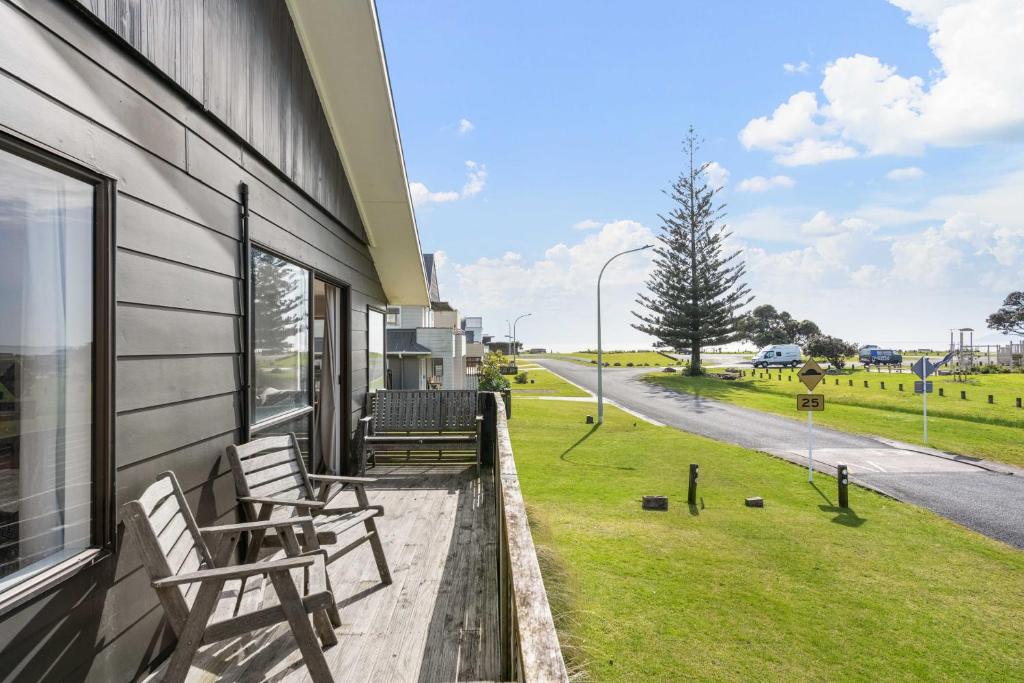 Taman di luar Reserve View Retreat - Waihi Beach Holiday Home