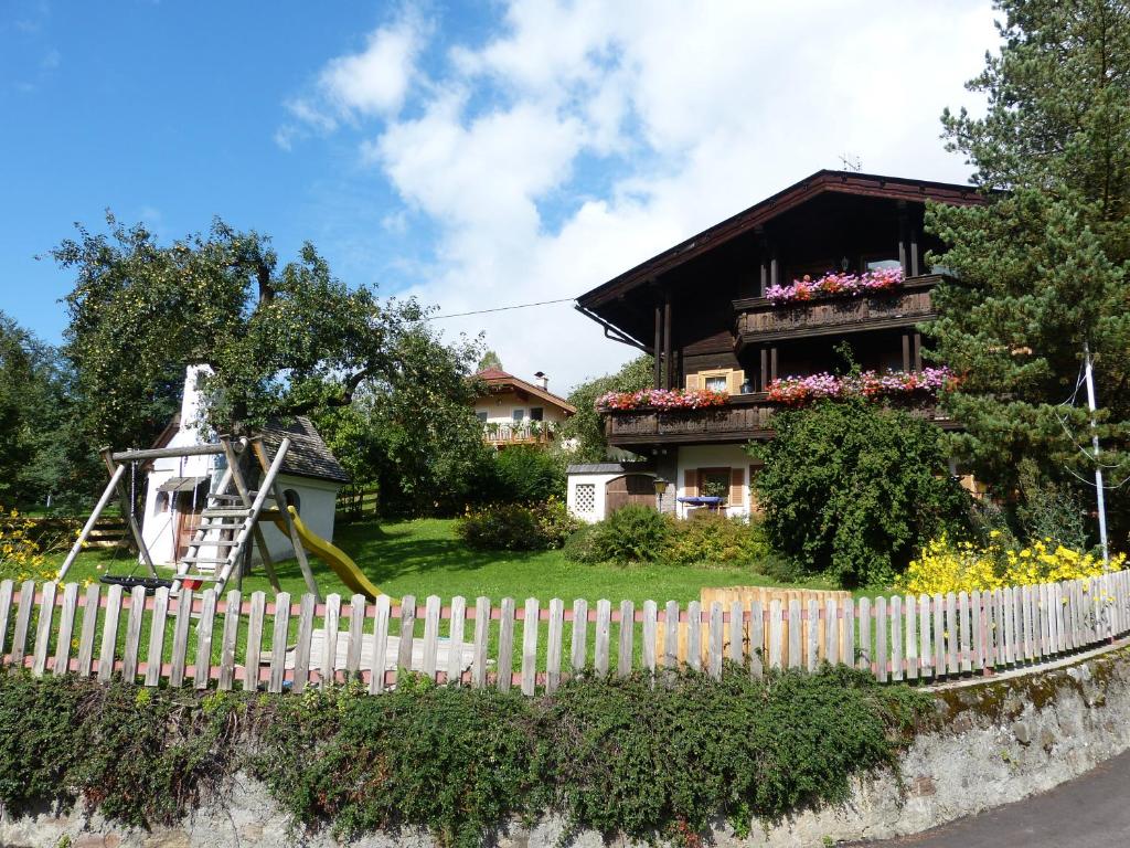 ein Haus mit einem Zaun davor in der Unterkunft Ferienwohnungen am Bauernhof in Rangersdorf