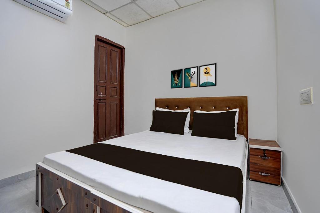 Ένα ή περισσότερα κρεβάτια σε δωμάτιο στο HOTEL O ROYAL INN