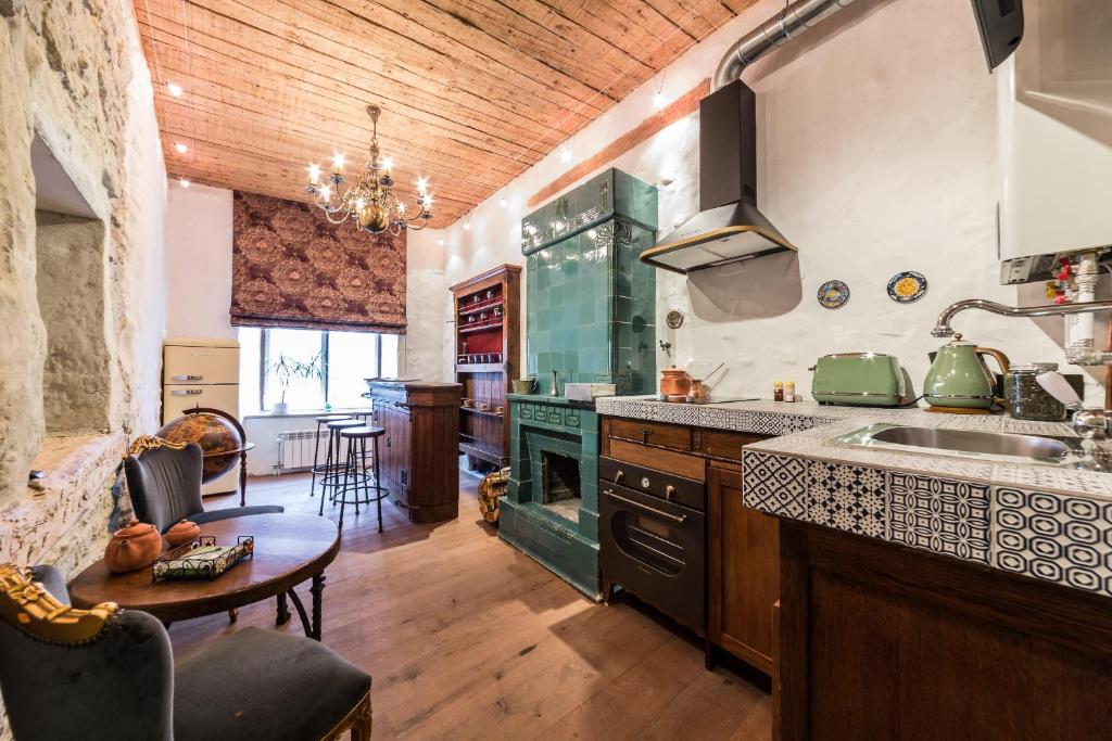 塔林的住宿－Viru Lux Apartment，厨房配有水槽和炉灶 顶部烤箱