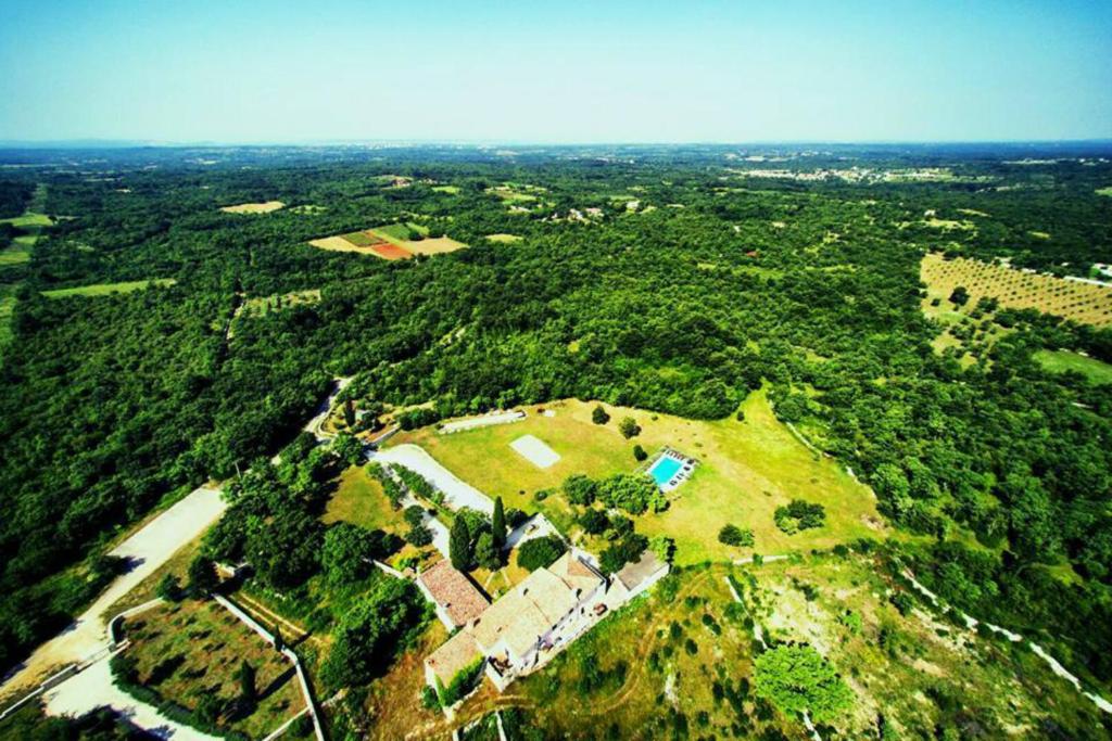 uma vista aérea de um edifício no topo de uma colina em Stancija Negričani em Divšići