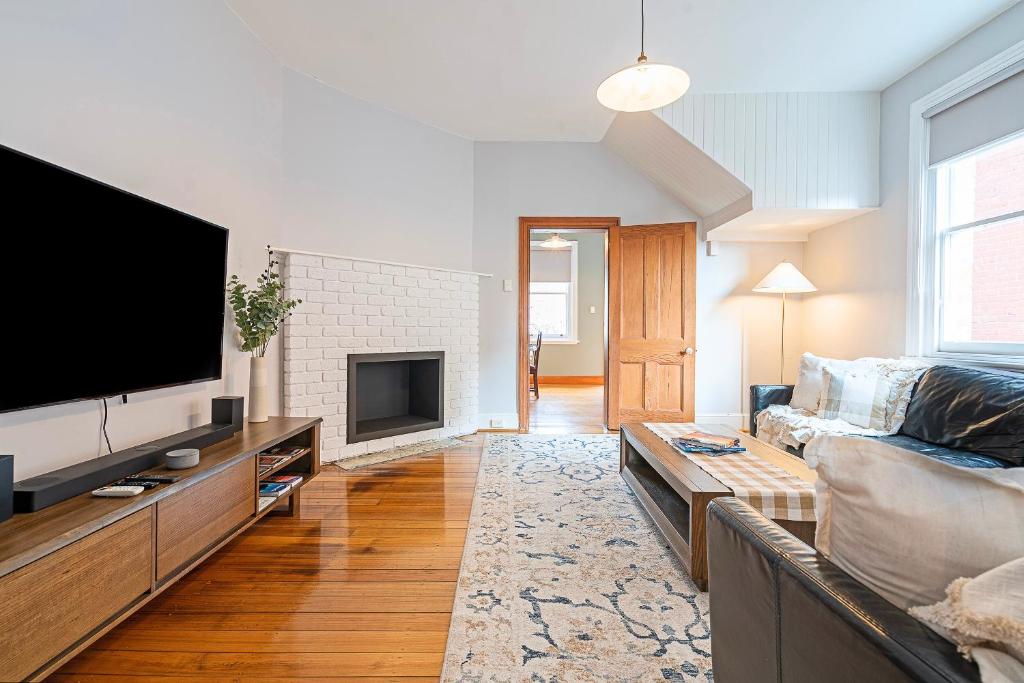 TV/trung tâm giải trí tại Lochner Corner - Restful Hideaway near Dining and CBD