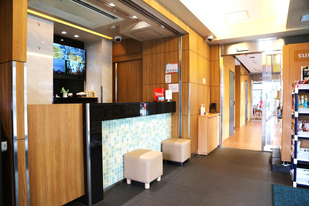 een winkellobby met een toonbank en twee krukken bij Tabist TOKYO CITY VIEW HOTEL in Tokyo