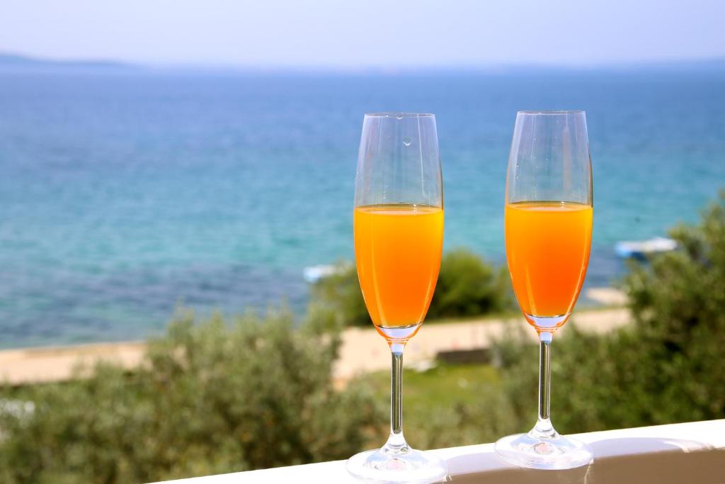 deux verres à vin assis au-dessus d'une table dans l'établissement Apartment More, à Kožino