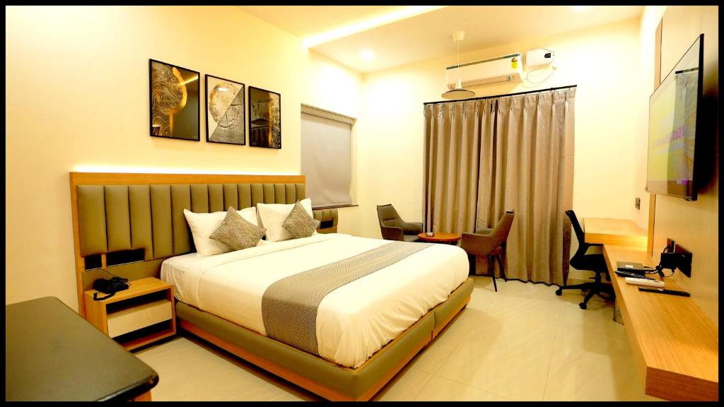 Una televisión o centro de entretenimiento en P A R K Guest House ! Premium Rooms With Family Retreat