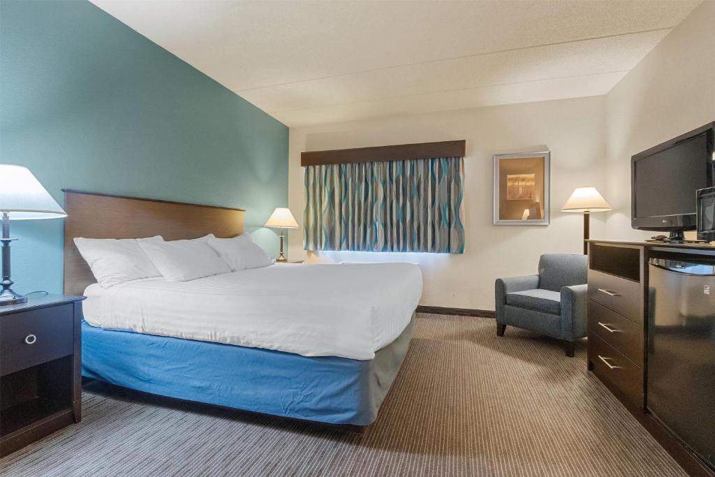 AmericInn by Wyndham Green Bay East - King Studio Suite - Mobility Access/Non-Smoking