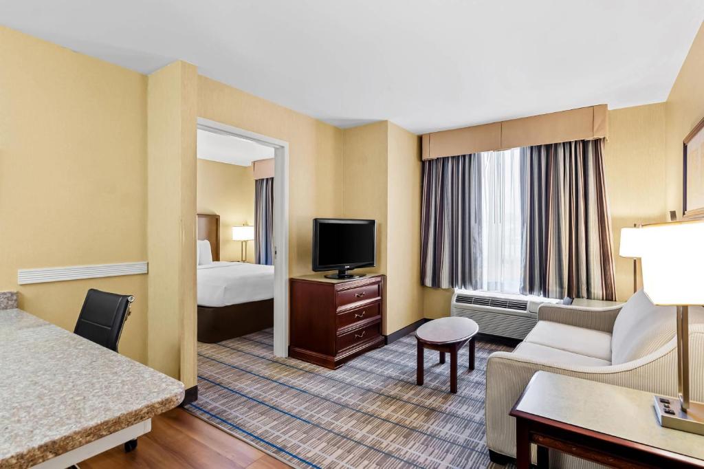 MainStay Suites Roanoke Airport - One-Bedroom Queen Suite - Non-Smoking