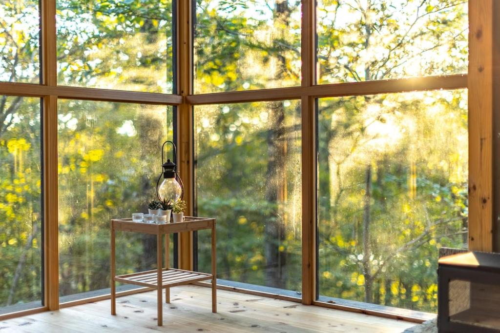 a room with a table in front of a large window at KIZUKI 子供の記憶にいつまでも思い出が残る場所 虫も天気も気にせず屋内bbq 遊具 大浴場 in Nasu