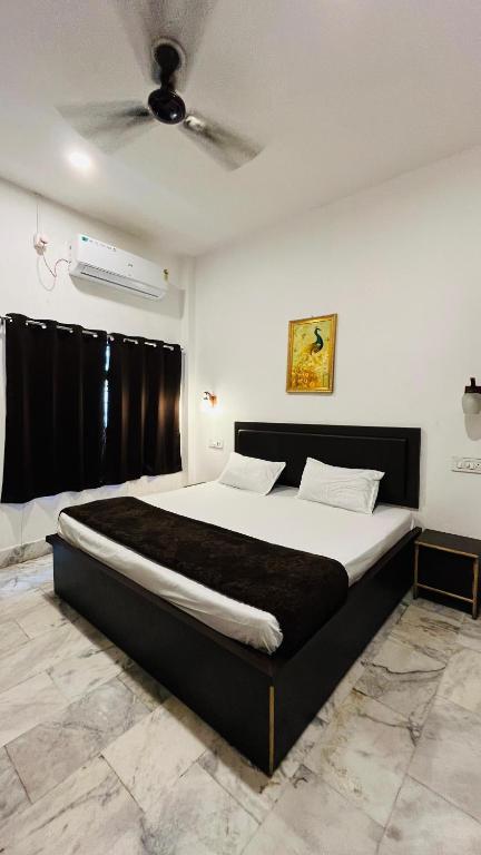 瓦拉纳西Pushkar Stay的一张位于带天花板的客房内的大床