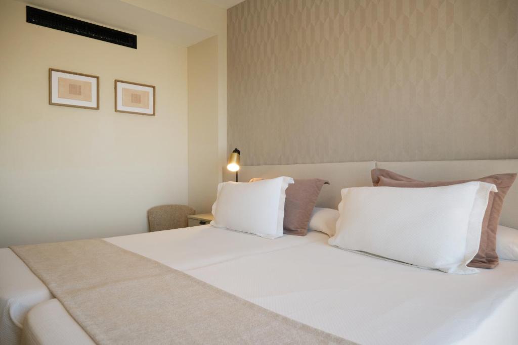 
Double or Twin Room with Balcony  (2 Adults + 1 Child)
