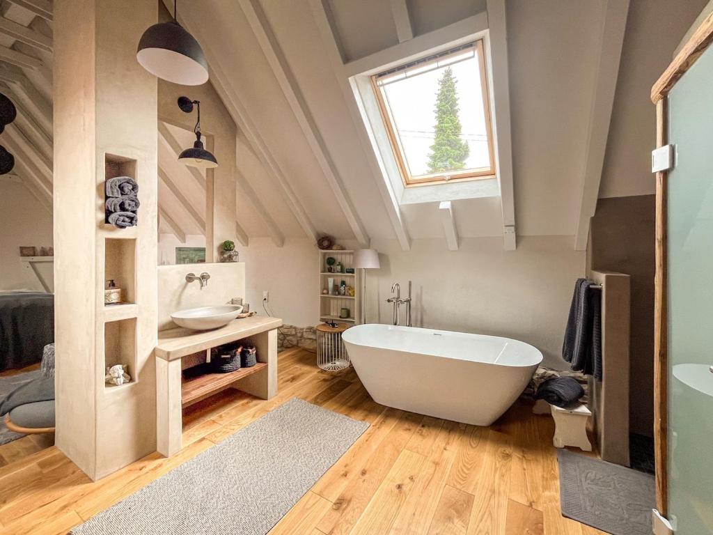 Et badeværelse på Stilvolle Landhausidylle mit Garten & Sauna