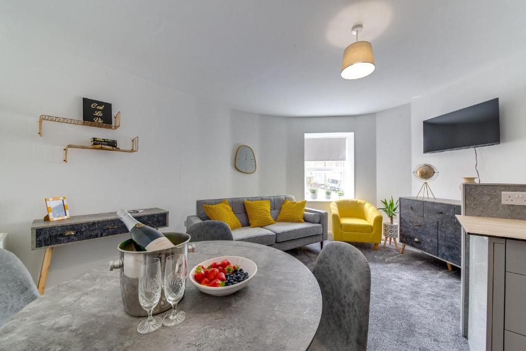 Exquisite 1st Floor Apartment 4