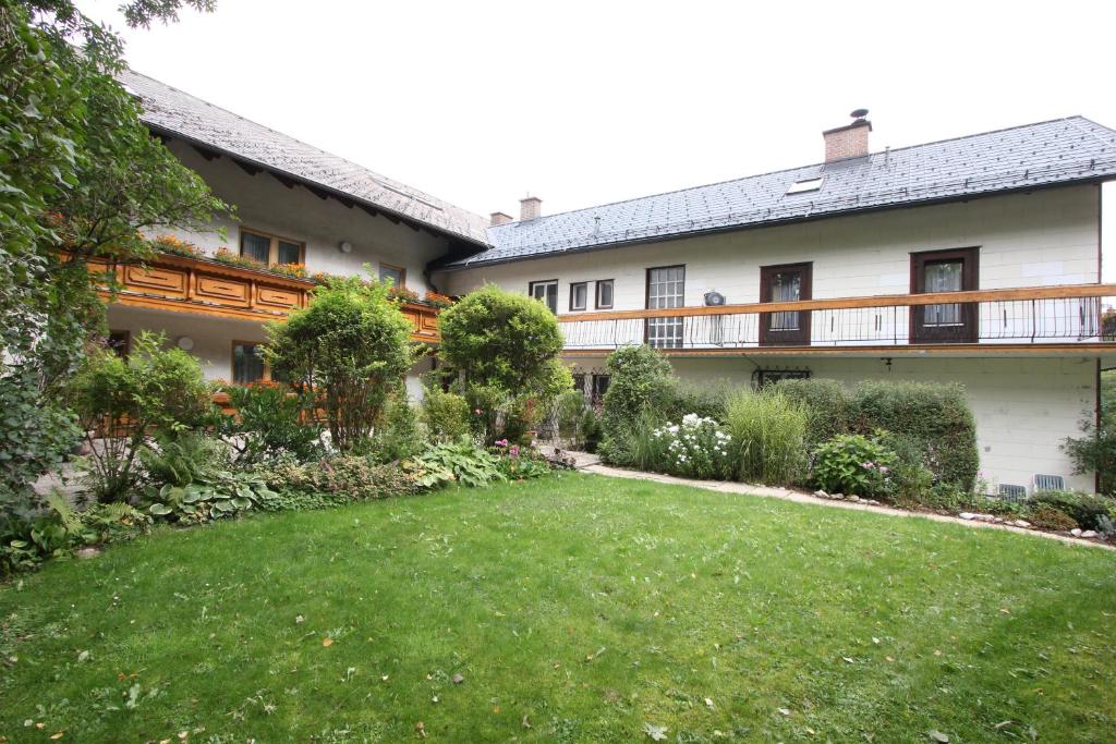 una vista exterior de una casa con patio en CProoms24, en Miesenbach