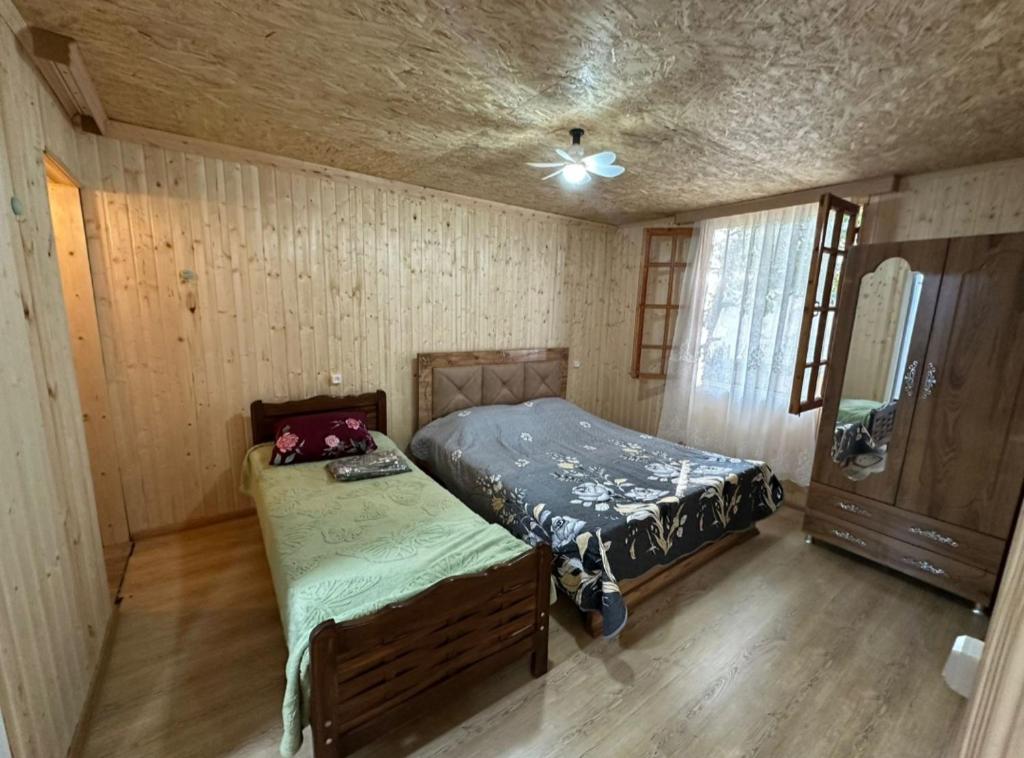 una piccola camera da letto con un letto e una finestra di Temos cottage a Borjomi