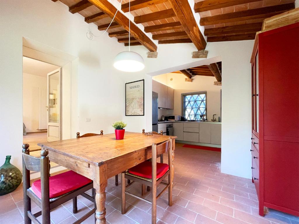 a kitchen and dining room with a wooden table and chairs at Casa Nobile vicino Centro Siena in Siena