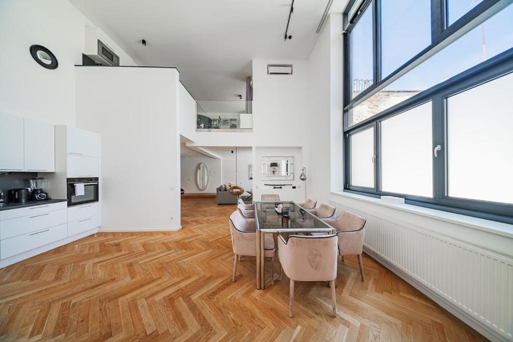 Una cocina y una sala de estar con mesa y sillas. en The Grand Penthouse, en Viena