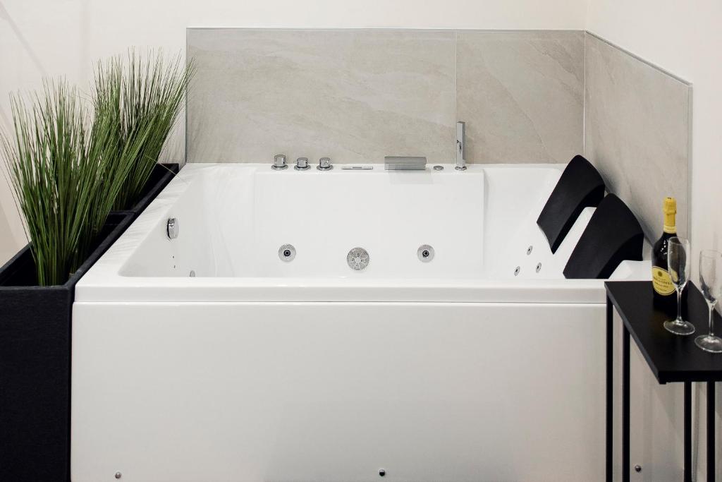 Rehouse - Luxury Suite w Jacuzzi
