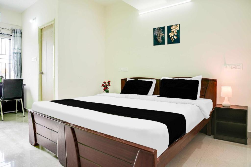 Ένα ή περισσότερα κρεβάτια σε δωμάτιο στο Super Collection O KR Puram Ayyappa Nagar Formerly Sunrise Arcade