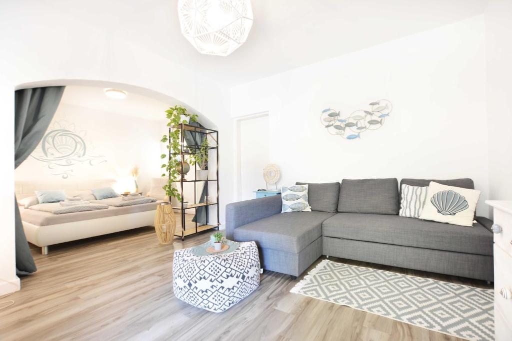 Un lugar para sentarse en Ferienwohnung Velden mit Parkplatz