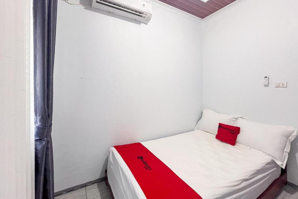 RedDoorz at Mbak Tinem Near Bandara Lubuk Linggau - Habitación Doble Deluxe
