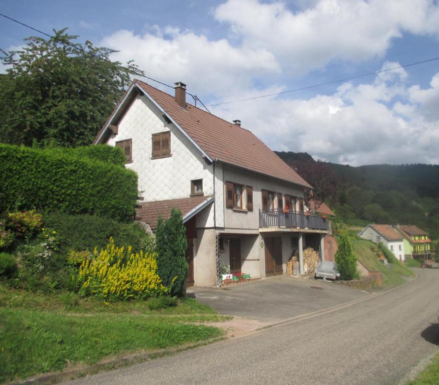 uma casa ao lado de uma estrada em le gutty - maison de vacances em Natzwiller