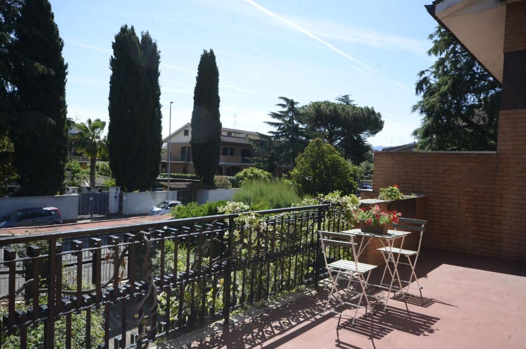 a balcony with two chairs and a table with flowers at Casa Di Silvana in Morena
