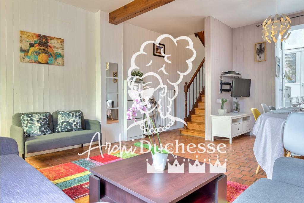 un salon avec un canapé et une table dans l'établissement Agapanthes jolie maison de ville à Rouen avec extérieur terrasse, à Rouen