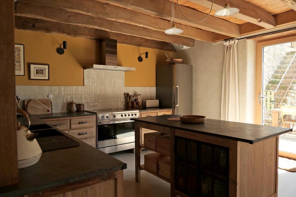 Kuchyň nebo kuchyňský kout v ubytování LA MAREUILLE- Offre de lancement - Maison écorénovée dans une ancienne ferme en pleine nature - Morbihan