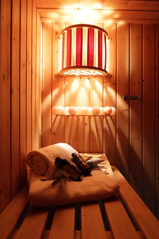 Un rincón de la habitación con una silla y una luz en CAREA Residenz Hotel Harzhöhe, en Hahnenklee-Bockswiese