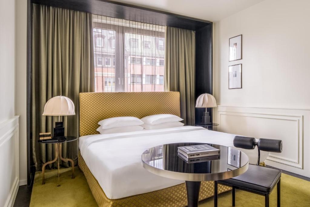 Roomers Munich, Autograph Collection - Resim 16