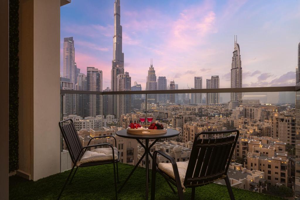 Elegant 3-Bedroom Apartment - Panoramic Burj Khalifa and Downtown Views ...