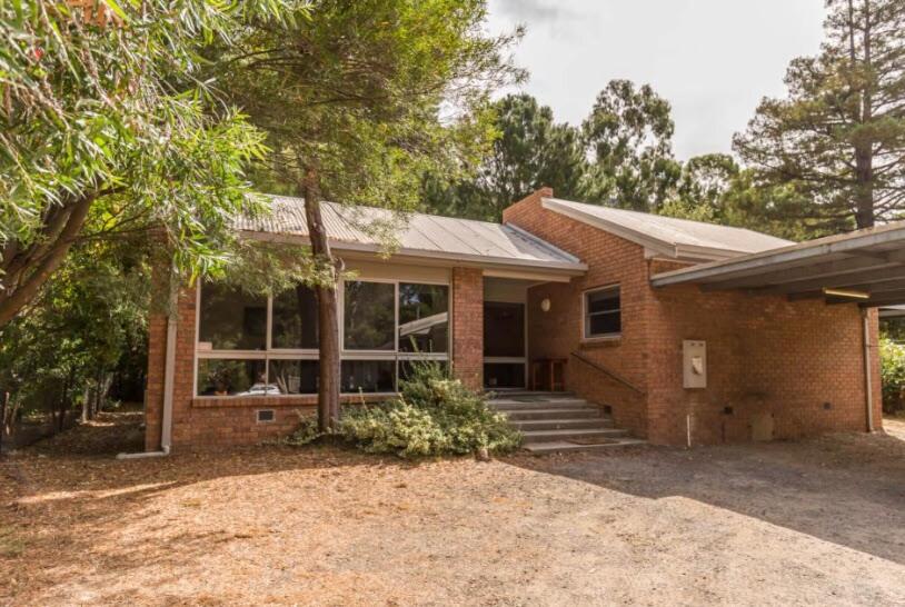 una casa de ladrillo con un árbol delante de ella en Kangaroo House, en Halls Gap
