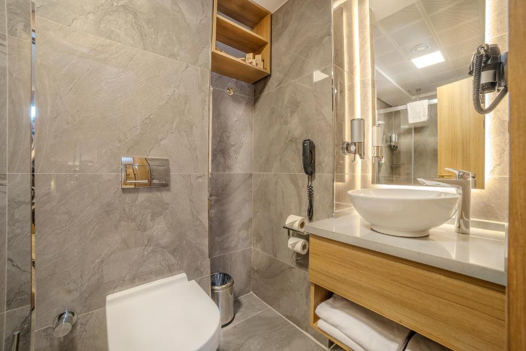 Lions Royal Hotel - 1