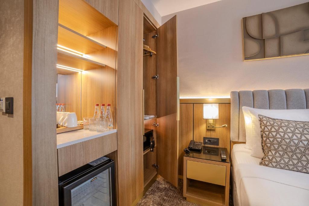 Lions Royal Hotel - 11