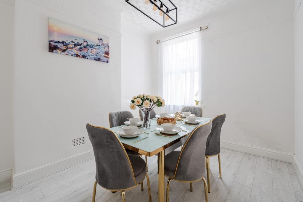 Un comedor con mesa y sillas en Mersey View 4 Bedroom by Liverpoollux Next To Everton Stadium, en Liverpool