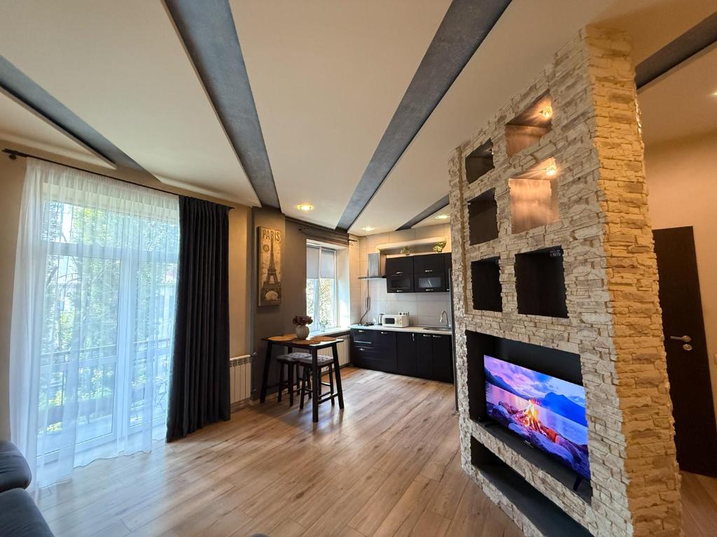 TV a/nebo společenská místnost v ubytování Kyiv Paris Apartment