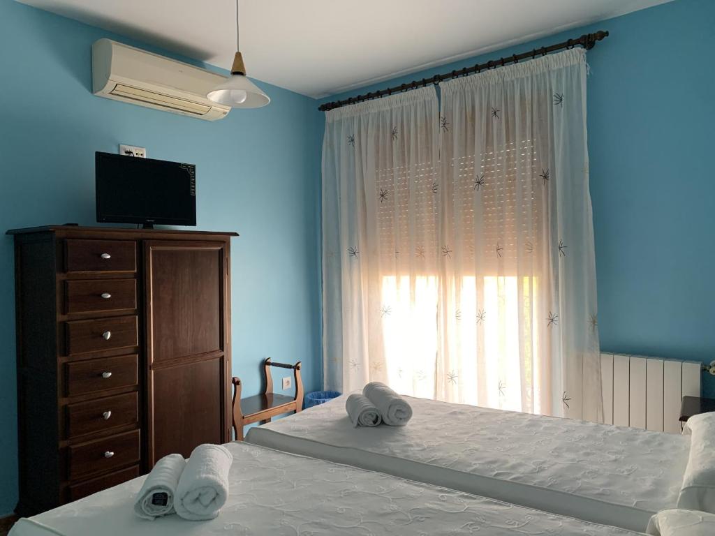 HOTEL LOS GUILOS - Triple Room With Private Bathroom