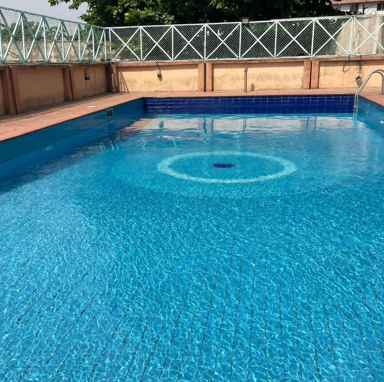 una gran piscina con agua azul en Primes Apartments- Comfortable and well furnished 3 bedroom apartment perfect for relaxation, en Lagos