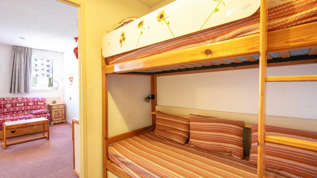 Un dormitorio con dos literas en una habitación. en Croix Margot N 210 - ST4, en Villard-de-Lans