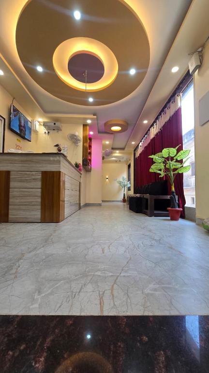 a large lobby with a large marble floor and a ceiling at Hotel Ramayanam palace in Ayodhya