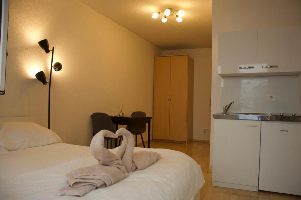 a hotel room with a bed with towels on it at Modern City Apartment for 2 in Vienna