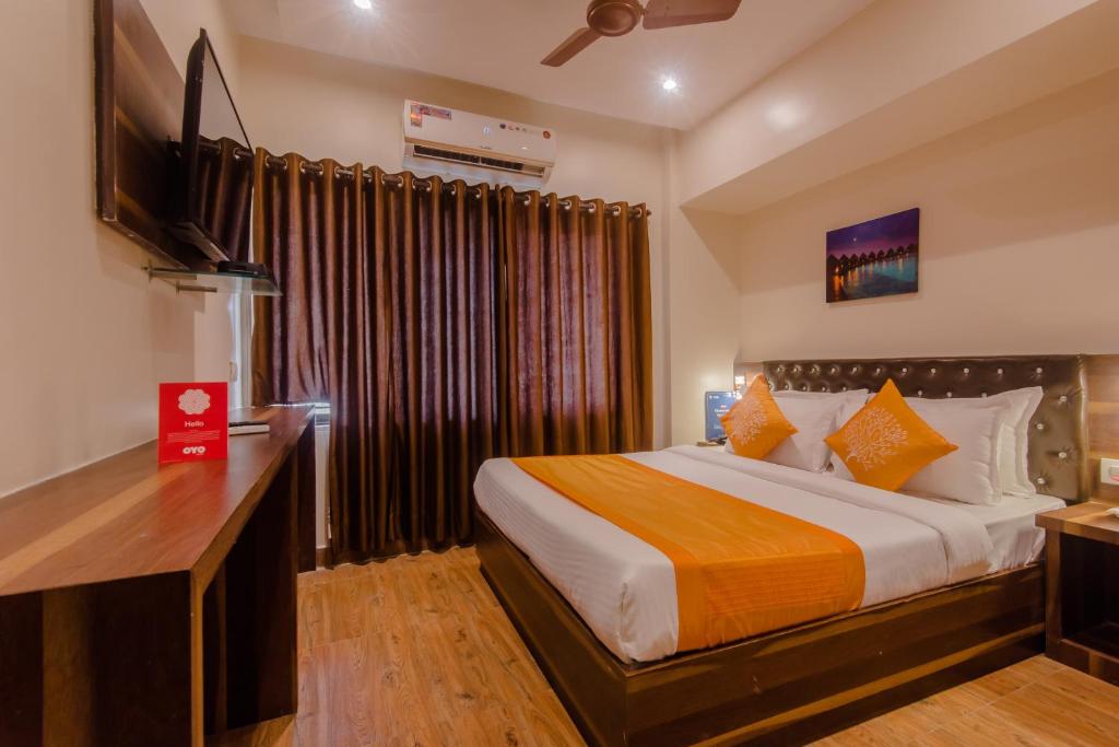 ムンバイにあるCollection O Andheri Railway Station Formerly Hotel Fortune Eliteのベッドとテレビがあるホテルの部屋