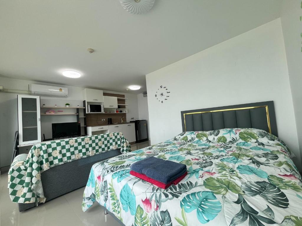 a bedroom with a bed and a couch in it at Bangsaray Beach Condo B414 บางเสร่ บีช in Bang Sare