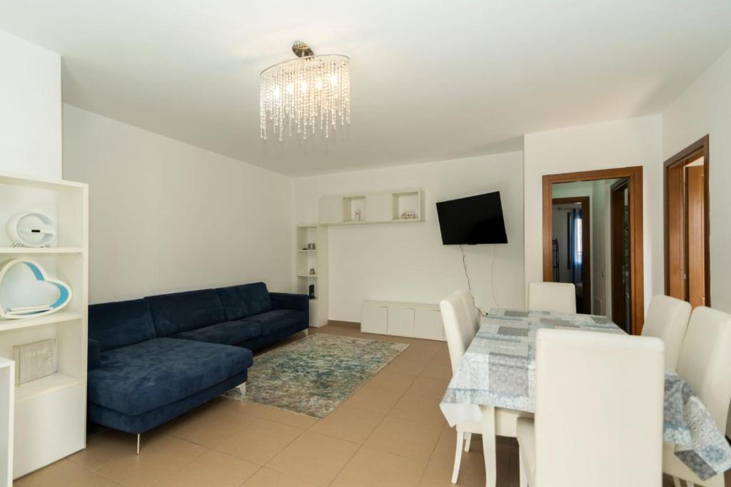 TV a/nebo společenská místnost v ubytování Appartamento luminoso e pratico con spazio esterno