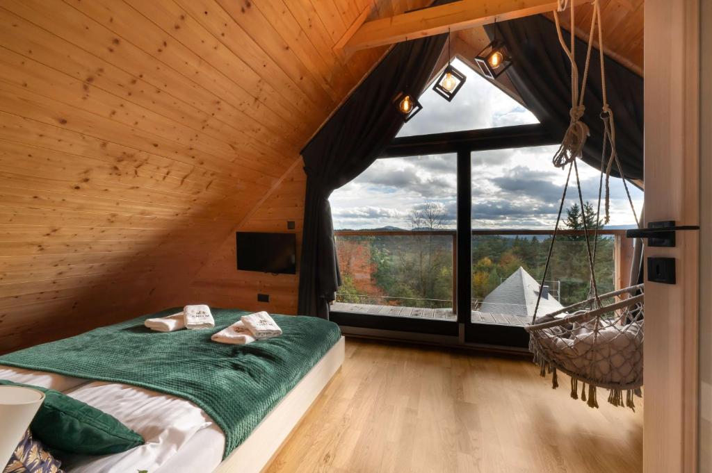 Postel nebo postele na pokoji v ubytování Domek drewniany w górach Jacuzzi & Balia - Osada Chełm