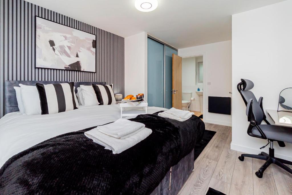 En eller flere senge i et værelse på Upgraded 4 Beds Level Access Lifts 2 bath Parking