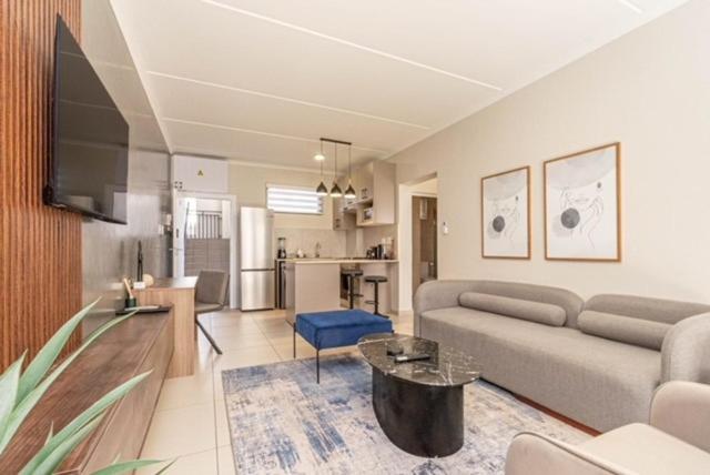 Køkken eller tekøkken på The Henlee Apartment Dainfern - Ground Floor Unit