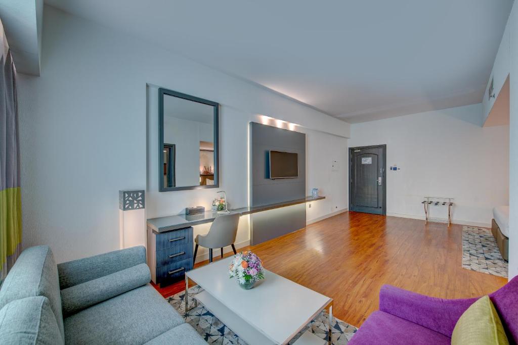 
Junior King Suite - Non-Smoking
