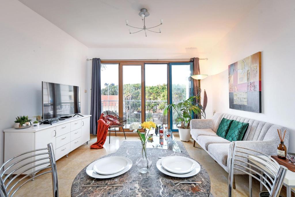 TV a/nebo společenská místnost v ubytování Deluxe 2BR Apt w Pool in Historical Jaffa